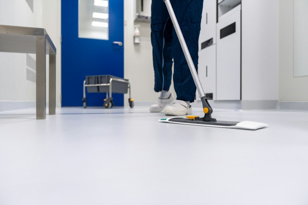 gallery-04 Cleaner cleaning the floor in a laboratory environment